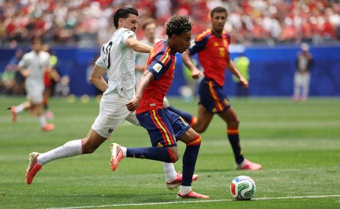 FIFA World Cup, WM, Weltmeisterschaft, Fussball 2026 - Spain v Austria CALIFORNIA, UNITED STATES OF AMERICA, July 2: Lamine Yamal of Spain national team, Nationalteam battles for the ball with Florian Grillitsch of Austria national team during the FIFA World Cup 2026 match in the Round Of 32 between Spain v Austria at Los Angeles Stadium, Los Angeles, California, on 2 July. (Photo by DC Photo Crystal Pix) Los Angeles Los Angeles Stadium United States Of America Copyright: xDCxPhotox xCrystaxPixx SportsxPressxPhotox Sportspressphoto_SPR182827