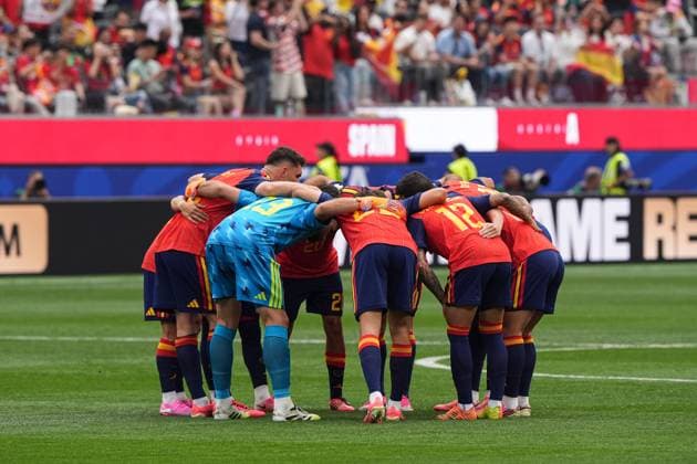 Spain players huddle before kick-off Spain v Austria, 2026 FIFA World Cup, WM, Weltmeisterschaft, Fussball ROund of 32, Football, Los Angeles Stadium, California, USA - 02 Jul 2026Los Angeles Los Angeles Stadium California (CA) United States of America  Copyright: xIsmaelxAdnan Shutterstockx 16974404ar