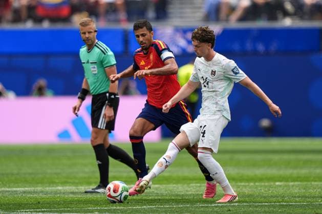 Pedro Porro of Spain battles with Paul Wanner of Austria Spain v Austria, 2026 FIFA World Cup, WM, Weltmeisterschaft, Fussball ROund of 32, Football, Los Angeles Stadium, California, USA - 02 Jul 2026Los Angeles Los Angeles Stadium California (CA) United States of America  Copyright: xIsmaelxAdnan Shutterstockx 16974404at