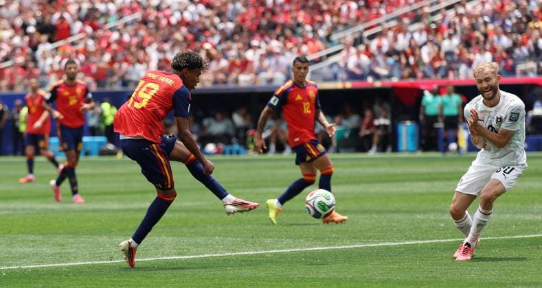. - Spain v Austria, FIFA World Cup, WM, Weltmeisterschaft, Fussball 2026, Round Of 32, Los Angeles Stadium, Los Angeles, USA, 2nd July 2026. DC Photos Crystal Pix Lamine Yamal of Spain national team, Nationalteam has a shot on goal. - Spain v Austria, FIFA World Cup 2026, Round Of 32, Los Angeles Stadium, Los Angeles, USA, 2nd July 2026. DC Photos Crystal Pix Los Angeles Los Angeles Stadium United States Of America Copyright: xDCxPhotosx CP_Spain_Austria_020726_DC_14