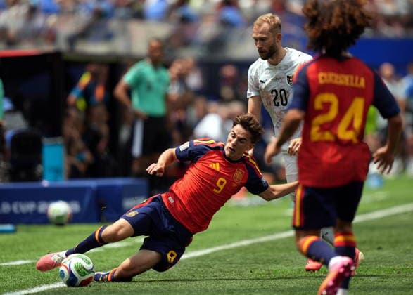 FIFA World Cup, WM, Weltmeisterschaft, Fussball 2026 - Round of 32 - Spain vs Austria Gavi of Spain (L) and Konrad Laimer of Austria in action during the FIFA World Cup 2026 Round of 32 match Spain against Austria, in Los Angeles, USA, 02 July 2026. INGLEWOOD United States  Copyright: xSCOTTxSTRAZZANTEx