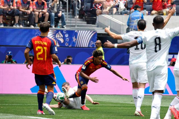 Lamine Yamal (C-R) of Spain vies for the ball with Marcel Sabitzer (C-L) of Austria during the FIFA World Cup, WM, Weltmeisterschaft, Fussball 2026 Round of 32 match Spain against Austria, in Los Angeles, United States, 02 July 2026. FIFA World Cup 2026 - Round of 32 - Spain vs Austria !ACHTUNG: NUR REDAKTIONELLE NUTZUNG!  Copyright: xLavandeiraxJrx AMDEP7831 20260702-55020781911_1