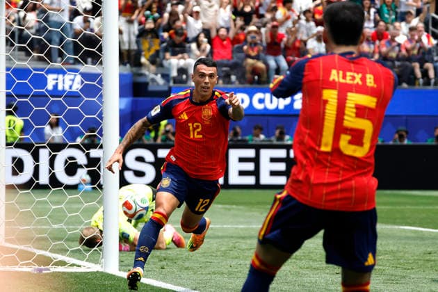 Pedro Porro (L) of Spain celebrates a goal during the FIFA World Cup, WM, Weltmeisterschaft, Fussball 2026 Round of 32 match Spain against Austria, in Los Angeles, United States, 02 July 2026. FIFA World Cup 2026 - Round of 32 - Spain vs Austria !ACHTUNG: NUR REDAKTIONELLE NUTZUNG!  Copyright: xLavandeiraxJrx AMDEP7842 20260702-55020781918_1