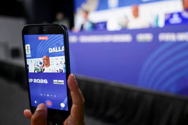FIFA World Cup, WM, Weltmeisterschaft, Fussball 2026 - Egypt press conference, PK, Pressekonferenz A person takes a video of Egypt s head coach Hossam Hassan giving a press conference in Dallas, Texas, USA, 02 July 2026. Egypt will face Australia on 03 July in their FIFA World Cup 2026 round of 32 match. DALLAS United States  Copyright: xCHRISTOPHERxNEUNDORFx