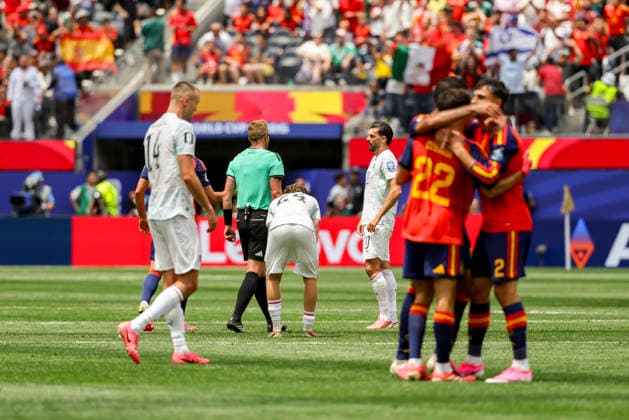 SOCCER - FIFA World Cup, WM, Weltmeisterschaft, Fussball 2026 INGLEWOOD,CALIFORNIA,USA,02.JUL.26 - SOCCER - FIFA World Cup, round of 32, Spain vs Austria. Image shows the disappointment of Sasa Kalajdzic (AUT) and the rejoicing of team ESP.  GEPAxpictures xArminxRauthner