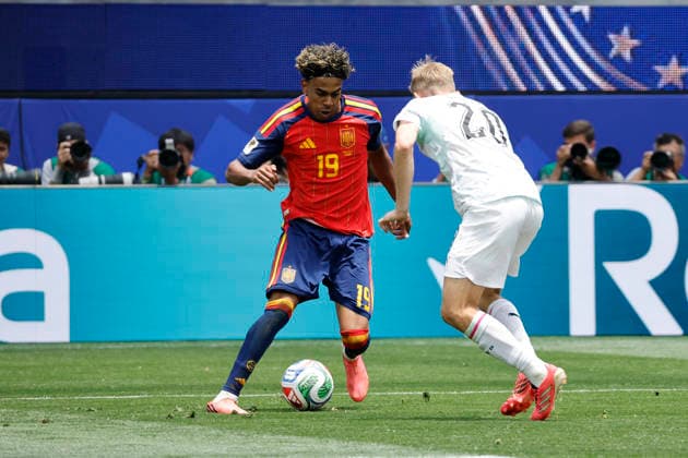 Lamine Yamal (L) of Spain vies for the ball with Konrad Laimer of Austria during the FIFA World Cup, WM, Weltmeisterschaft, Fussball 2026 Round of 32 match Spain against Austria, in Los Angeles, United States, 02 July 2026. FIFA World Cup 2026 - Round of 32 - Spain vs Austria !ACHTUNG: NUR REDAKTIONELLE NUTZUNG!  Copyright: xLavandeiraxJrx AMDEP7839 20260702-55020781963_1