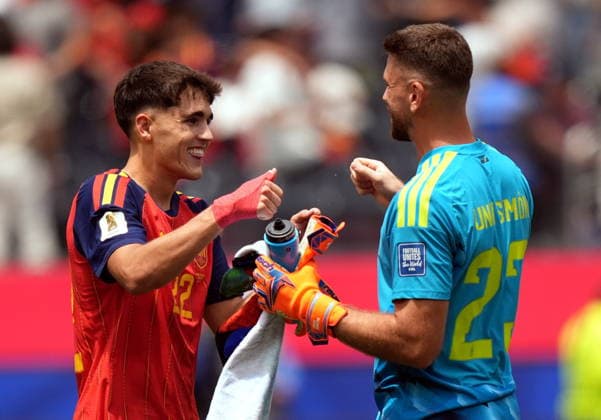 FIFA World Cup, WM, Weltmeisterschaft, Fussball 2026 - Round of 32 - Spain vs Austria Goalkeeper Unai Simon of Spain (R) and Pau Cubarsi of Spain celebrate winning the FIFA World Cup 2026 Round of 32 match Spain against Austria, in Los Angeles, USA, 02 July 2026. INGLEWOOD United States  Copyright: xSCOTTxSTRAZZANTEx