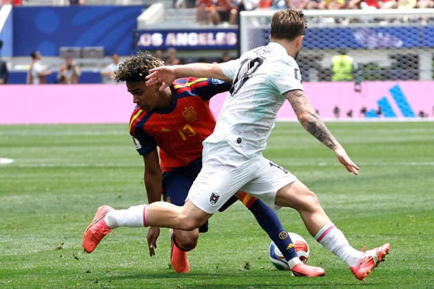 Lamine Yamal (L) of Spain vies for the ball with Romano Schmid of Austria during the FIFA World Cup, WM, Weltmeisterschaft, Fussball 2026 Round of 32 match Spain against Austria, in Los Angeles, United States, 02 July 2026. FIFA World Cup 2026 - Round of 32 - Spain vs Austria !ACHTUNG: NUR REDAKTIONELLE NUTZUNG!  Copyright: xLavandeiraxJrx AMDEP7833 20260702-55020781965_1