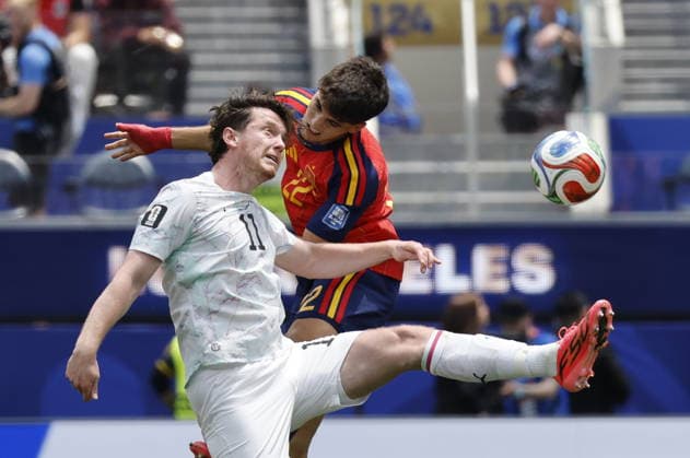 Pau Cubarsi (R) of Spain vies for the ball with Michael Gregoritsch of Austria during the FIFA World Cup, WM, Weltmeisterschaft, Fussball 2026 Round of 32 match Spain against Austria, in Los Angeles, United States, 02 July 2026. FIFA World Cup 2026 - Round of 32 - Spain vs Austria !ACHTUNG: NUR REDAKTIONELLE NUTZUNG!  Copyright: xLavandeiraxJrx AMDEP7838 20260702-55020781992_1