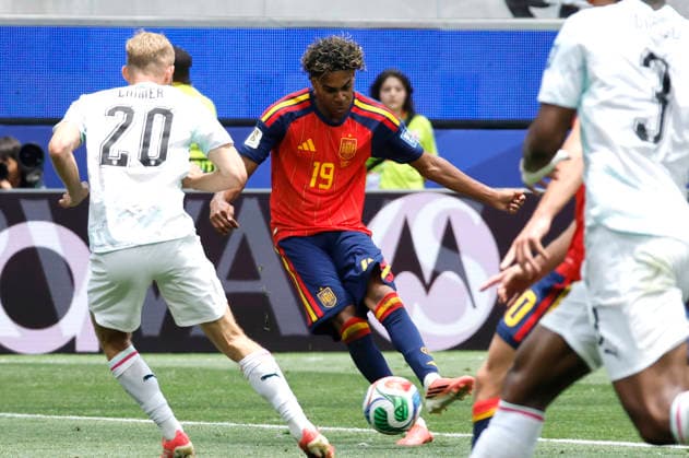 Lamine Yamal (C)) of Spain kicks a ball vies during the FIFA World Cup, WM, Weltmeisterschaft, Fussball 2026 Round of 32 match Spain against Austria, in Los Angeles, United States, 02 July 2026. FIFA World Cup 2026 - Round of 32 - Spain vs Austria !ACHTUNG: NUR REDAKTIONELLE NUTZUNG!  Copyright: xLavandeiraxJrx AMDEP7837 20260702-55020781993_1