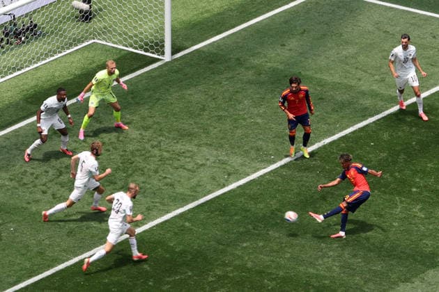 Lamine Yamal (right) of Spain kicks the ball during the FIFA World Cup, WM, Weltmeisterschaft, Fussball 2026 Round of 32 match Spain against Austria, in Los Angeles, United States, 02 July 2026. FIFA World Cup 2026 - Round of 32 - Spain vs Austria !ACHTUNG: NUR REDAKTIONELLE NUTZUNG!  Copyright: xDavidxTorox AME6792 20260702-55020782017_1