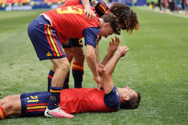RECORD DATE NOT STATED FIFA World Cup, WM, Weltmeisterschaft, Fussball 2026 - Round of 32 - Spain vs Austria Mikel Oyarzabal of Spain (down) celebrates with teammates after scoring the 3-0 goal during the FIFA World Cup 2026 Round of 32 match Spain against Austria, in Los Angeles, USA, 02 July 2026. INGLEWOOD United States  Copyright: xCHRISTOPHERxTORRESx