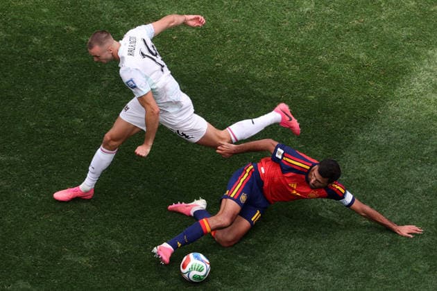 Dani Olmo (R) of Spain vies for the ball with Sasa Kalajdzic of Austria during the FIFA World Cup, WM, Weltmeisterschaft, Fussball 2026 Round of 32 match Spain against Austria, in Los Angeles, United States, 02 July 2026. FIFA World Cup 2026 - Round of 32 - Spain vs Austria !ACHTUNG: NUR REDAKTIONELLE NUTZUNG!  Copyright: xDavidxTorox AME6769 20260702-55020782040_1
