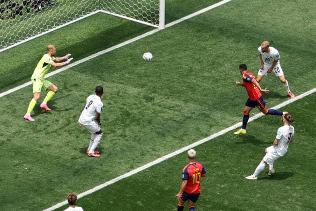 Pedro Porro (R) of Spain scores a goal during the FIFA World Cup, WM, Weltmeisterschaft, Fussball 2026 Round of 32 match Spain against Austria, in Los Angeles, United States, 02 July 2026. FIFA World Cup 2026 - Round of 32 - Spain vs Austria !ACHTUNG: NUR REDAKTIONELLE NUTZUNG!  Copyright: xDavidxTorox AME6774 20260702-55020782042_1