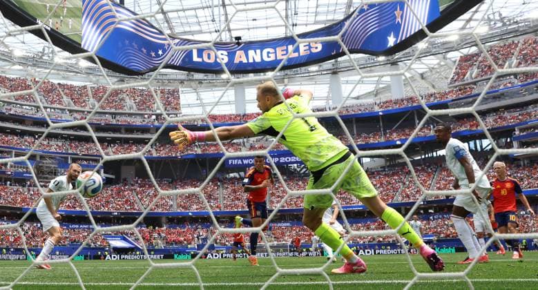 Pedro Porro of Spain scores his sides second goal past Alexander Schlager of Austria Spain v Austria, 2026 FIFA World Cup, WM, Weltmeisterschaft, Fussball ROund of 32, Football, Los Angeles Stadium, California, USA - 02 Jul 2026Los Angeles Los Angeles Stadium California (CA) United States of America  Copyright: xMichaelxZemanek Shutterstockx 16974406bo