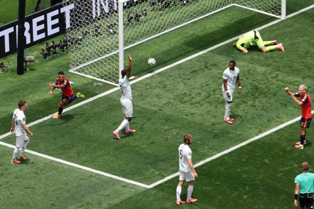 Pedro Porro (L) of Spain celebrates a goal during the FIFA World Cup, WM, Weltmeisterschaft, Fussball 2026 Round of 32 match Spain against Austria, in Los Angeles, United States, 02 July 2026. FIFA World Cup 2026 - Round of 32 - Spain vs Austria !ACHTUNG: NUR REDAKTIONELLE NUTZUNG!  Copyright: xDavidxTorox AME6773 20260702-55020782051_1