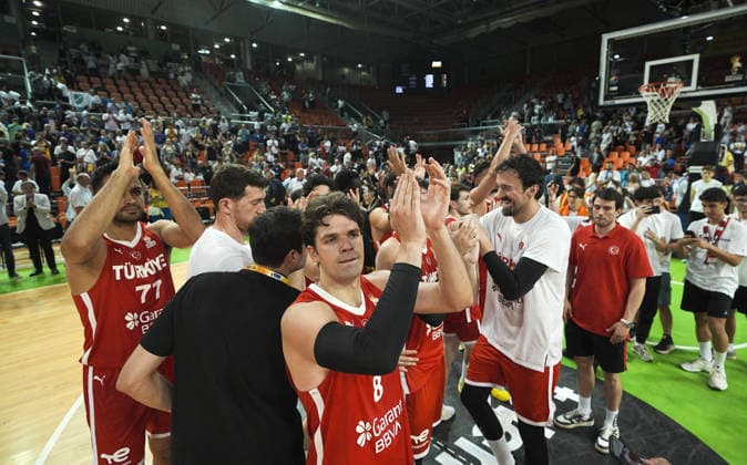 Bosnia and Herzegovina v Turkiye - FIBA Basketball World Cup 2027 European Qualifiers ZENICA, BOSNIA AND HERZEGOVINA - JULY 2: Players of Turkiye celebrate after victory at the FIBA Basketball World Cup 2027 first round match between Bosnia and Herzegovina and Turkiye at Husejin Smajlovic Hall in Zenica, Bosnia and Herzegovina, on July 2, 2026. Samir Jordamovic Anadolu Zenica Bosnia and Herzegovina. Editorial use only. Please get in touch for any other usage.  Copyright: x2026xAnadoluxSamirxJordamovicx