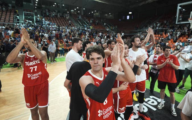 Bosnia and Herzegovina v Turkiye - FIBA Basketball World Cup 2027 European Qualifiers ZENICA, BOSNIA AND HERZEGOVINA - JULY 2: Players of Turkiye celebrate after victory at the FIBA Basketball World Cup 2027 first round match between Bosnia and Herzegovina and Turkiye at Husejin Smajlovic Hall in Zenica, Bosnia and Herzegovina, on July 2, 2026. Samir Jordamovic Anadolu Zenica Bosnia and Herzegovina. Editorial use only. Please get in touch for any other usage.  Copyright: x2026xAnadoluxSamirxJordamovicx