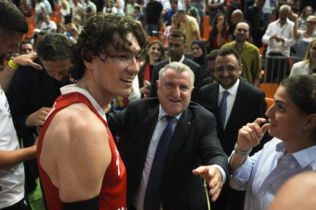 Bosnia and Herzegovina v Turkiye - FIBA Basketball World Cup 2027 European Qualifiers ZENICA, BOSNIA AND HERZEGOVINA - JULY 2: Turkish Minister of Youth and Sports, Askin Bak celebrates with players after victory at the FIBA Basketball World Cup 2027 first round match between Bosnia and Herzegovina and Turkiye at Husejin Smajlovic Hall in Zenica, Bosnia and Herzegovina, on July 2, 2026. Samir Jordamovic Anadolu Zenica Bosnia and Herzegovina. Editorial use only. Please get in touch for any other usage.  Copyright: x2026xAnadoluxSamirxJordamovicx