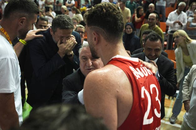 Bosnia and Herzegovina v Turkiye - FIBA Basketball World Cup 2027 European Qualifiers ZENICA, BOSNIA AND HERZEGOVINA - JULY 2: Turkish Minister of Youth and Sports, Askin Bak celebrates with players after victory at the FIBA Basketball World Cup 2027 first round match between Bosnia and Herzegovina and Turkiye at Husejin Smajlovic Hall in Zenica, Bosnia and Herzegovina, on July 2, 2026. Samir Jordamovic Anadolu Zenica Bosnia and Herzegovina. Editorial use only. Please get in touch for any other usage.  Copyright: x2026xAnadoluxSamirxJordamovicx