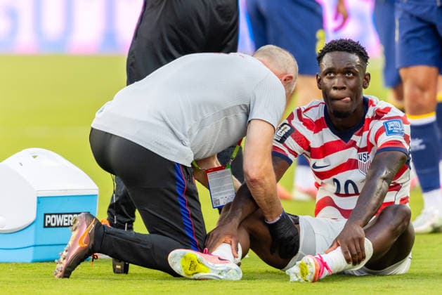 SANTA CLARA, CA - JULY 01: Folarin Balogun 20 of United States of America gets medical attention during the FIFA World Cup, WM, Weltmeisterschaft, Fussball 2026 Round of 32 match between United States of America and Bosnia and Herzegovina on July 1, 2026 at San Francisco Bay Area Stadium in Santa Clara, CA. (Photo by Matthew Huang Icon Sportswire) SOCCER: JUL 01 FIFA World Cup 26 Round of 32 - USA v Bosnia and Herzegovina EDITORIAL USE ONLY Icon260701135