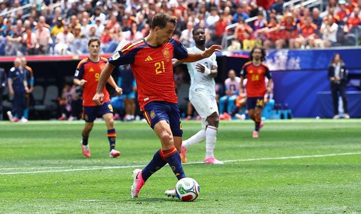 Mikel Oyarzabal of Spain scores his sides third goal Spain v Austria, 2026 FIFA World Cup, WM, Weltmeisterschaft, Fussball ROund of 32, Football, Los Angeles Stadium, California, USA - 02 Jul 2026Los Angeles Los Angeles Stadium California (CA) United States of America  Copyright: xMichaelxZemanek Shutterstockx 16974406bq