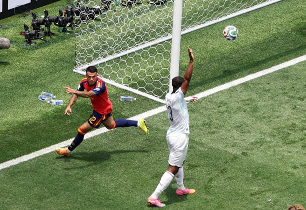 (260703) -- LOS ANGELES, July 3, 2026 -- Pedro Porro (L) of Spain celebrates after scoring during the round of 32 match between Spain and Austria at the 2026 FIFA World Cup, WM, Weltmeisterschaft, Fussball at Los Angeles Stadium in Los Angeles, the United States, July 2, 2026. ) (SP)U.S.-LOS ANGELES-FOOTBALL-FIFA WORLD CUP-ROUND OF 32-ESP VS AUT LixYing 