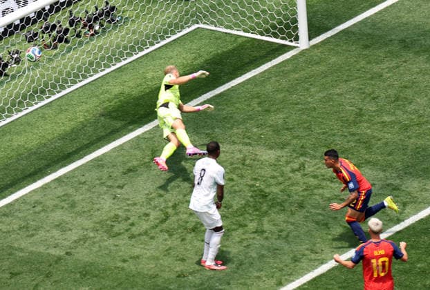 (260703) -- LOS ANGELES, July 3, 2026 -- Pedro Porro (2nd R) of Spain scores during the round of 32 match between Spain and Austria at the 2026 FIFA World Cup, WM, Weltmeisterschaft, Fussball at Los Angeles Stadium in Los Angeles, the United States, July 2, 2026. ) (SP)U.S.-LOS ANGELES-FOOTBALL-FIFA WORLD CUP-ROUND OF 32-ESP VS AUT LixYing 