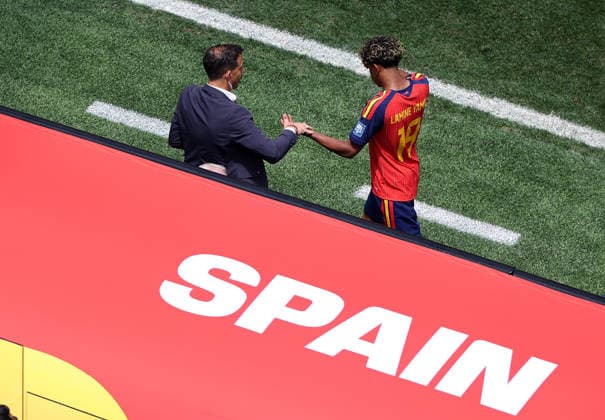 (260703) -- LOS ANGELES, July 3, 2026 -- Lamine Yamal (R) of Spain is substituted during the round of 32 match between Spain and Austria at the 2026 FIFA World Cup, WM, Weltmeisterschaft, Fussball at Los Angeles Stadium in Los Angeles, the United States, July 2, 2026. ) (SP)U.S.-LOS ANGELES-FOOTBALL-FIFA WORLD CUP-ROUND OF 32-ESP VS AUT LixYing 
