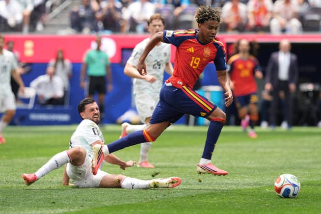 Lamine Yamal (R) of Spain vies for the ball with Florian Grillitsch of Austria during the FIFA World Cup, WM, Weltmeisterschaft, Fussball 2026 Round of 32 match Spain against Austria, in Los Angeles, United States, 02 July 2026. FIFA World Cup 2026 - Round of 32 - Spain vs Austria !ACHTUNG: NUR REDAKTIONELLE NUTZUNG!  Copyright: xOmarxAlonsox GR4102 20260702-55020782157_1