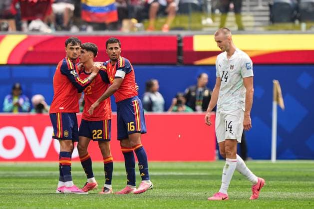 Pau Cubarsi of Spain (centre) and Rodri of Spain (R) at full-time Spain v Austria, 2026 FIFA World Cup, WM, Weltmeisterschaft, Fussball ROund of 32, Football, Los Angeles Stadium, California, USA - 02 Jul 2026Los Angeles Los Angeles Stadium California (CA) United States of America  Copyright: xIsmaelxAdnan Shutterstockx 16974404bk
