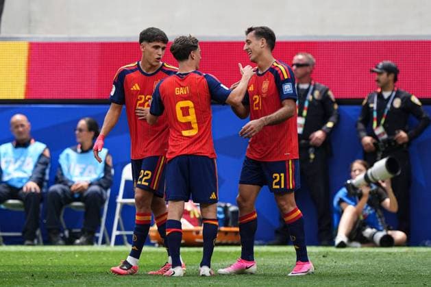Mikel Oyarzabal of Spain celebrates scoring the goal for their side with their teammates to make it 3-0 Spain v Austria, 2026 FIFA World Cup, WM, Weltmeisterschaft, Fussball ROund of 32, Football, Los Angeles Stadium, California, USA - 02 Jul 2026Los Angeles Los Angeles Stadium California (CA) United States of America  Copyright: xIsmaelxAdnan Shutterstockx 16974404bi