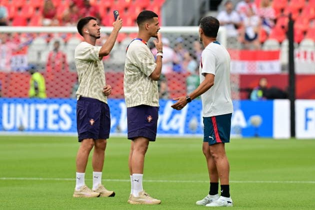 FIFA World Cup, WM, Weltmeisterschaft, Fussball 2026 - Round of 32 - Portugal vs Croatia Players of Portugal inspect the pitch ahead of the FIFA World Cup 2026 Round of 32 match Portugal against Croatia, in Toronto, Canada, 02 July 2026. TORONTO Canada  Copyright: xEDUARDOxLIMAx