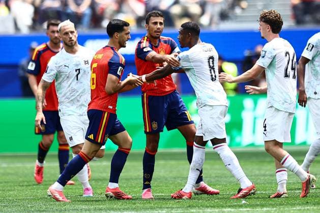 Austria and Spain players clash Spain v Austria, 2026 FIFA World Cup, WM, Weltmeisterschaft, Fussball ROund of 32, Football, Los Angeles Stadium, California, USA - 02 Jul 2026Los Angeles Los Angeles Stadium California (CA) United States of America  Copyright: xMichaelxZemanek Shutterstockx 16974406cb