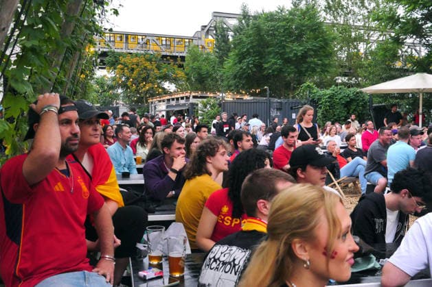 02.07.2026, Berlin - Deutschland. Fußball-WM der Männer, Spanien vs Österreich im Biergarten BRLO am Gleisdreick. *** July 2, 2026, Berlin, Germany: Men s World Cup, Spain vs. Austria at the BRLO beer garden at Gleisdreick