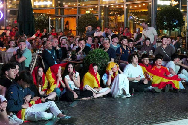 02.07.2026, Berlin - Deutschland. Fußball-WM der Männer, Spanien vs Österreich im Center am Potsdamer Platz. *** July 2, 2026, Berlin, Germany: Men s World Cup, Spain vs. Austria at the Center am Potsdamer Platz