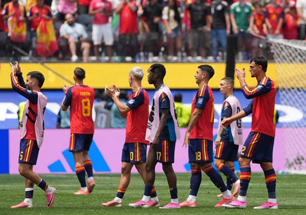(260703) -- LOS ANGELES, July 3, 2026 -- Players of Spain greet the spectators after the round of 32 match between Spain and Austria at the 2026 FIFA World Cup, WM, Weltmeisterschaft, Fussball at Los Angeles Stadium in Los Angeles, the United States, July 2, 2026. ) (SP)U.S.-LOS ANGELES-FOOTBALL-FIFA WORLD CUP-ROUND OF 32-ESP VS AUT HuangxZongzhi 