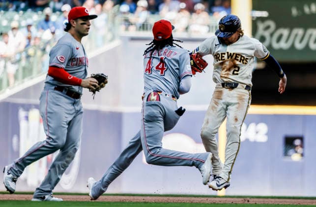 Cincinnati Reds third baseman Sal Stewart (L) watches as Cincinnati Reds short stop Elly de la Cruz (C) tags out Milwaukee Brewers second baseman Brice Turang (R) on a rundown in the sixth inning of the MLB, Baseball Herren, USA game between the Cincinnati Reds and the Milwaukee Brewers at American Family Field in Milwaukee, Wisconsin on Thursday, July 2, 2026.  MIL20260702825 TANNENxMAURY