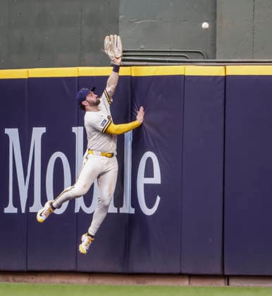 Milwaukee Brewers center fielder Garrett Mitchell fails to catch a home run ball hit by Cincinnati Reds center fielder TJ Friedl in the seventh inning of the MLB, Baseball Herren, USA game between the Cincinnati Reds and the Milwaukee Brewers at American Family Field in Milwaukee, Wisconsin on Thursday, July 2, 2026.  MIL20260702827 TANNENxMAURY