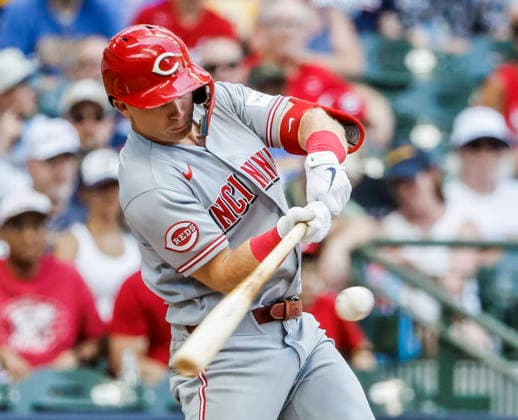 Cincinnati Reds center fielder Matt McLain hits a fielder choice in the eighth inning of the MLB, Baseball Herren, USA game between the Cincinnati Reds and the Milwaukee Brewers at American Family Field in Milwaukee, Wisconsin on Thursday, July 2, 2026.  MIL20260702834 TANNENxMAURY