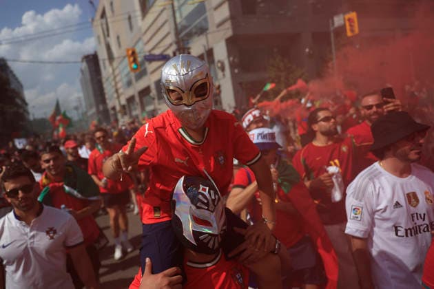 Fans of Portugal walk down a street ahead of the 2026 FIFA World Cup, WM, Weltmeisterschaft, Fussball match between Portugal and Croatia in Toronto, Canada 02 July 2026. Fans cheer in the streets of Toronto !ACHTUNG: NUR REDAKTIONELLE NUTZUNG!  Copyright: xBienvenidoxVelascox AMDEP7890 20260702-55020782327_1