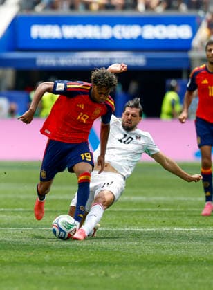 July 02, 2026 Spain forward Lamine Yamal (19) dribbles the ball as Austria midfielder Florian Grillitsch (10) defends during the FIFA World Cup, WM, Weltmeisterschaft, Fussball 2026 round of 32 match between Spain and Austria in Inglewood, California. Mandatory Photo Credit : CSM Inglewood United States of America - ZUMAc04_ 20260702_zma_c04_017 Copyright: xCharlesxBausx