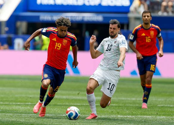 July 02, 2026 Spain forward Lamine Yamal (19) dribbles the ball as Austria midfielder Florian Grillitsch (10) defends during the FIFA World Cup, WM, Weltmeisterschaft, Fussball 2026 round of 32 match between Spain and Austria in Inglewood, California. Mandatory Photo Credit : CSM Inglewood United States of America - ZUMAc04_ 20260702_zma_c04_025 Copyright: xCharlesxBausx