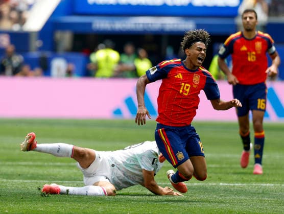 July 02, 2026 Spain forward Lamine Yamal (19) reacts to a slide tackle by Austria midfielder Florian Grillitsch (10) during the FIFA World Cup, WM, Weltmeisterschaft, Fussball 2026 round of 32 match between Spain and Austria in Inglewood, California. Mandatory Photo Credit : CSM Inglewood United States of America - ZUMAc04_ 20260702_zma_c04_030 Copyright: xCharlesxBausx
