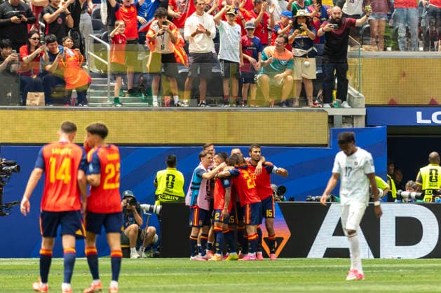 July 2, 2026, Los Angeles, California, USA: Spain s players celebrate after Pedro Porro (12) scoring against Austria during the FIFA World Cup, WM, Weltmeisterschaft, Fussball Round of 32 soccer match at SoFi Stadium in Inglewood, Calif., on Thursday, July 2, 2026. Los Angeles USA - ZUMAc68_ 20260702_zaf_c68_040 Copyright: xRingoxChiux