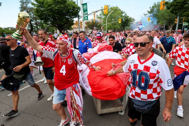 Portugal v Croatia: Round Of 32 - FIFA World Cup, WM, Weltmeisterschaft, Fussball 2026 Thousands of Croatian fans carry a large Croatian flag during a Croatian parade ahead of the FIFA World Cup 2026 Round Of 32 match between Portugal and Croatia at Toronto Stadium on July 2, 2026 in Toronto, Canada.  SanjinxStrukic PIXSELL