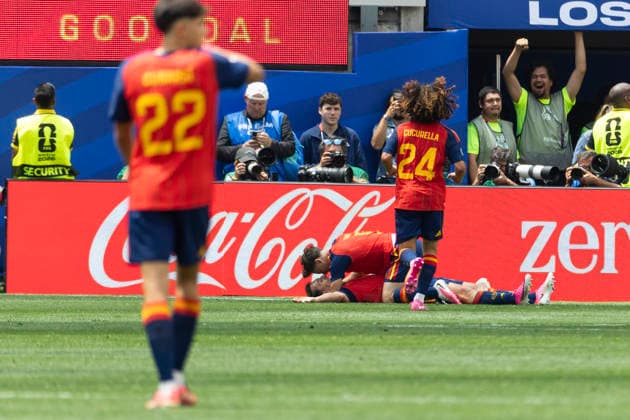 July 2, 2026, Los Angeles, California, USA: Spain s players celebrate after Mikel Oyarzabal (21) scoring against Austria during the FIFA World Cup, WM, Weltmeisterschaft, Fussball Round of 32 soccer match at SoFi Stadium in Inglewood, Calif., on Thursday, July 2, 2026. Los Angeles USA - ZUMAc68_ 20260702_zaf_c68_056 Copyright: xRingoxChiux