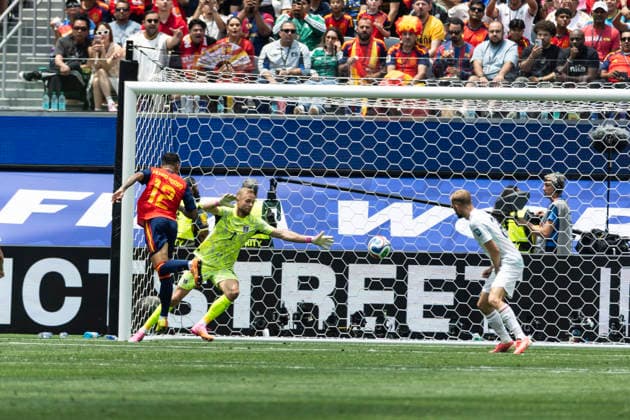 July 2, 2026, Los Angeles, California, USA: SpainÃ¢â‚¬â ¢s Pedro Porro (12) scoring past Austria goalkeeper Alexander Schlager (1) during the FIFA World Cup, WM, Weltmeisterschaft, Fussball Round of 32 soccer match at SoFi Stadium in Inglewood, Calif., Thursday, July 2, 2026. World Cup 2026: Spain 3:0 Austria  - ZUMAc68_ 20260702_zaf_c68_058 Copyright: xRingoxChiux