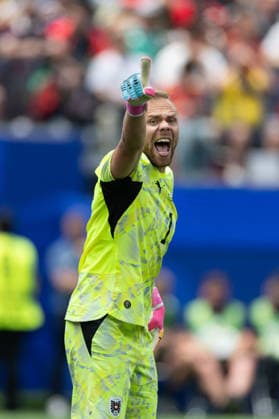 INGLEWOOD, CA - JULY 02: Alexander Schlager 1 of Austria signals during the FIFA World Cup, WM, Weltmeisterschaft, Fussball 2026 Round of 32 match between Spain and Austria on July 2, 2026 at Los Angeles Stadium in Inglewood, CA. (Photo by Karl Anderson Icon Sportswire) SOCCER: JUL 02 FIFA World Cup 26 Round of 32 - Spain v Austria EDITORIAL USE ONLY Icon272260702001