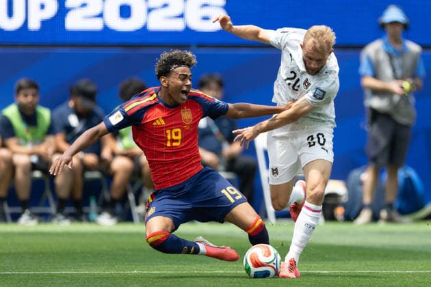 INGLEWOOD, CA - JULY 02: Lamine Yamal 19 of Spain and Konrad Laimer 20 of Austria compete for the bal during the FIFA World Cup, WM, Weltmeisterschaft, Fussball 2026 Round of 32 match between Spain and Austria on July 2, 2026 at Los Angeles Stadium in Inglewood, CA. (Photo by Karl Anderson Icon Sportswire) SOCCER: JUL 02 FIFA World Cup 26 Round of 32 - Spain v Austria EDITORIAL USE ONLY Icon272260702002